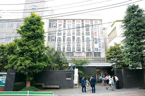 JR京浜東北線「王子」駅、都営地下鉄三田線「西巣鴨」駅など、複数の駅からアクセスできる同校。この日、多くの参加者が詰めかけました。