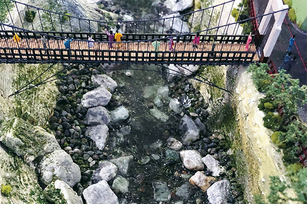 水が流れる様子の表現は先輩たちからノウハウを受け継いだ技術。橋の欄干の繊細さも高く評価されました。
