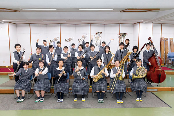 先輩と後輩の垣根がなく、互いに悩みも相談できる関係性が築けている吹奏楽部。顧問の先生との距離が近いのも吹奏楽部の魅力です。