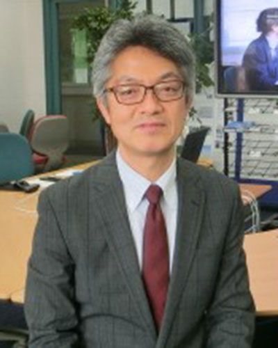 国際交流部長で英語科の茂原輝光先生。