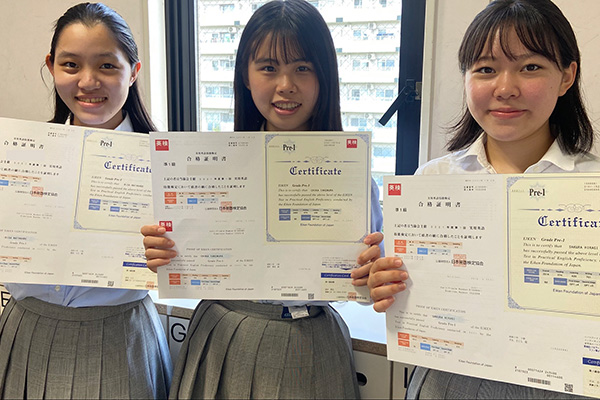 同校は実用英語技能検定でも優秀な成績を収めており、在校中に英検準一級を取得する生徒も増えています。