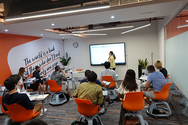 ドバイ語学留学では、現地の大人たちに混じってビジネス英語を学ぶ場面もありました。