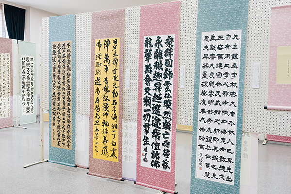 ズラリと並んだ力強い書の数々に圧倒されます。