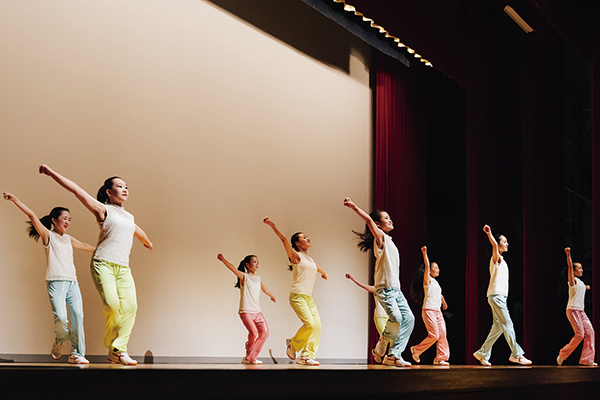 今回が初舞台となった中1のステージ。代々受け継がれているダンスをにこやかに踊る生徒たちが印象的です。