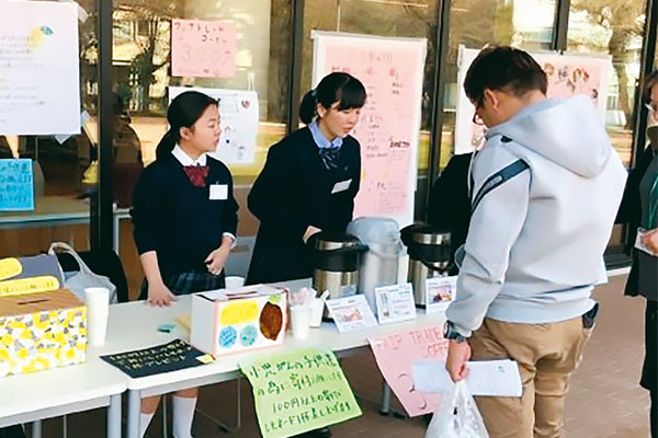 保護者学級でレモネードスタンドを販売運営する稲田さん（左）。