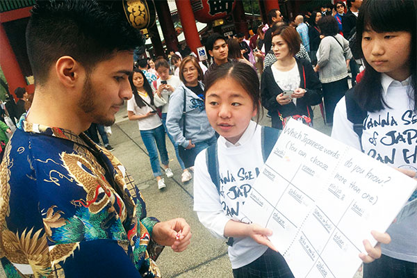 英語を使って外国人観光客のサポートをする中高大合同のボランティア活動「ホスピタリTeeプロジェクト」の様子。写真は浅草で活動する稲田さん（中央）。