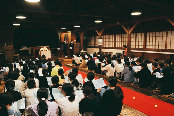 礼拝やキャンドルサービスを行った聖アンデレ教会は、日本人にとっての親しみやすさへの配慮から、畳が敷かれています。