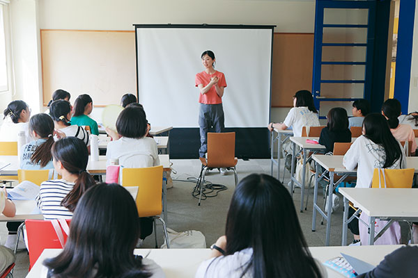 『JLMプログラム』はクラスに分かれて実施。映像などもふんだんに用意され、楽しみながら進んでいきます。