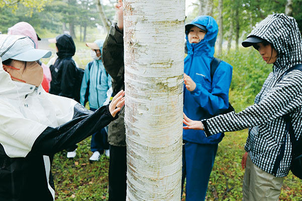 レンジャーから「清里の自然と東京の環境はつながっている」「みんな自然の中にいる」という話を聞き、五感が研ぎ澄まされるようなひとときとなった森歩きプログラム。