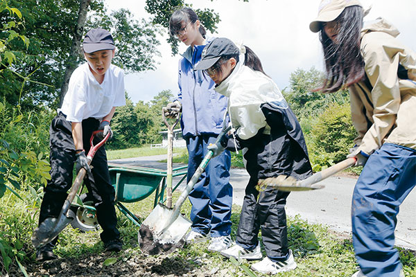 豊かな自然を活用し、仲間と協力してさまざまな課題にトライ。チームワークも高まります。