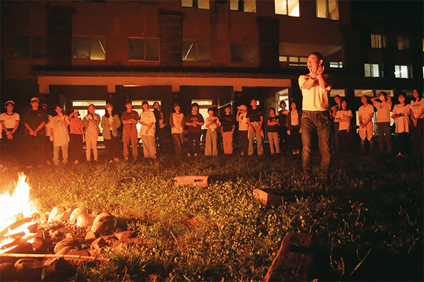 満天の星空の下で行われたキャンプファイヤー。先生による出し物もあり、普段とは違うその姿に盛り上がりました。