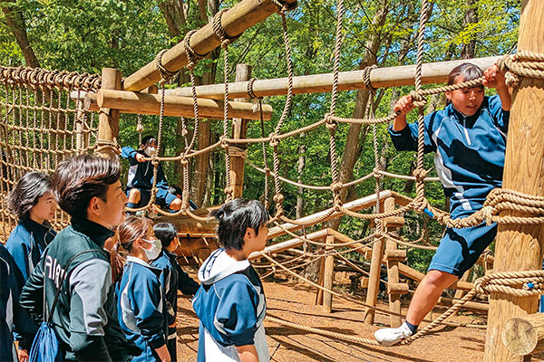 レクリエーションでは体を動かしながら親睦を深めます。