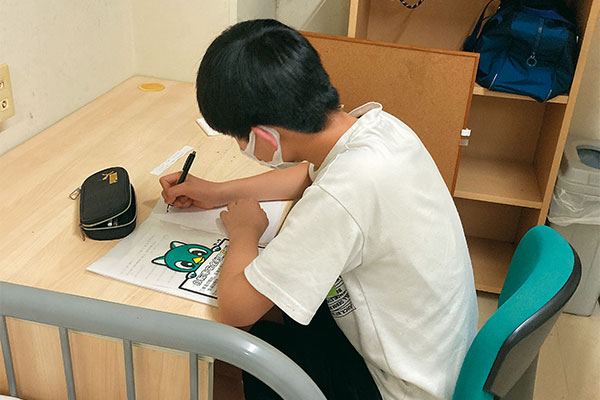 5月に実施した『体験寮泊』では家庭学習の習慣化を促すため、夜間学習の時間が設けられました。