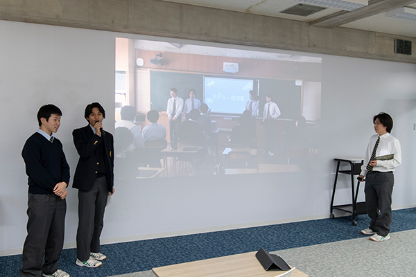 生徒たちのグループ発表の様子