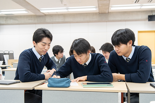 「ホテル・宿泊業」「お土産店」「空港・航空会社」など9つの立場に分かれ、それぞれの視点から観光課題の解決策を検討します。