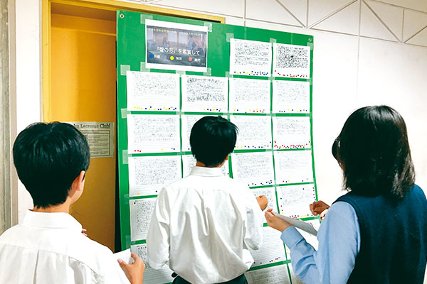 クラスメートの感想文を読み、共感した場合は青シールを、発見があった場合は黄シールを、疑問を感じた場合は赤シールを貼っていきます。生徒が恥ずかしがらずに感想を語りつくせるように名前は伏せて掲示しますが、文章はタブレット端末ではなく手書きにしています。書いた生徒の気持ちがにじみ出て、互いに感想を言いやすくするねらいがあるそうです。