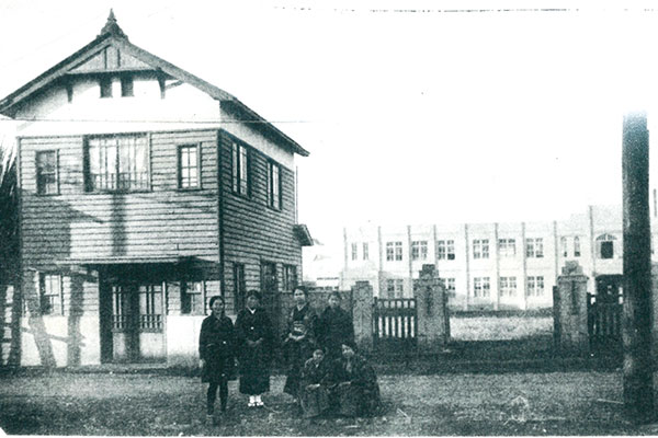 1920年代の女子生徒と校舎