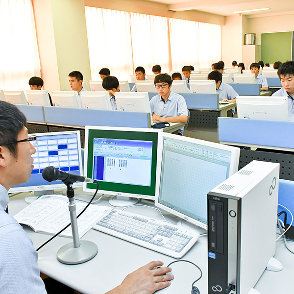 パソコン操作をきめ細かくチェックするため、情報処理の授業はティーム･ティーチングで行われています。