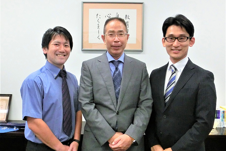 左から杉山直輝先生、井上実校長、飯山泰介先生