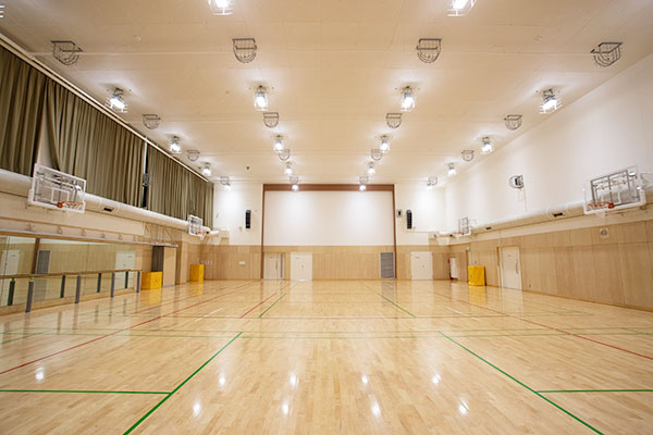 旧鎌倉街道沿いにある第二記念館には、小体育館があります。もともと体操部のために造られた小体育館には、器械体操の本格的な器具を完備。体育の授業やバトン部、バレーボール部、バスケットボール部が練習しています。