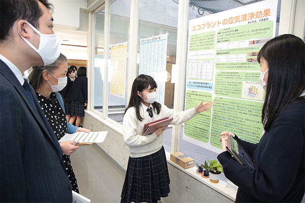 「エコプラントの空気清浄効果」について熱心に説明。