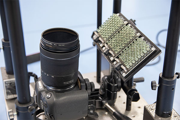 カメラに可視光線をカットするフィルターをつけることで、血液の血行動態変化を計測。