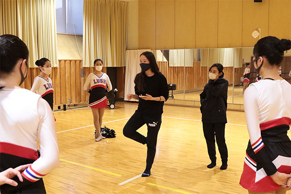 モダンダンス出身の色平先生、ヒップホップ出身の堀内先生、そして外部コーチが指導を行っています。