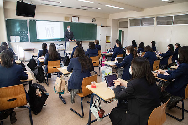 ダグラス先生は「今、不安に思っていることは何？」と生徒たちに問いかけます。