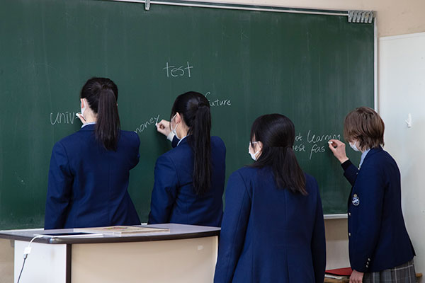 ダグラス先生の問いに、生徒たちは「将来」「大学受験」「お金」など、英単語を書き出します。