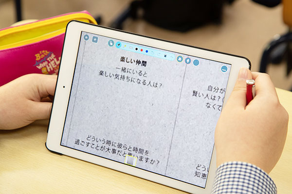 授業では、一人１台のタブレット端末を活用。