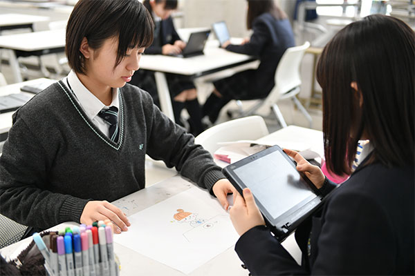 生徒は全員、タブレット端末を持ち、STEAM型のカリキュラムを学んでいます。