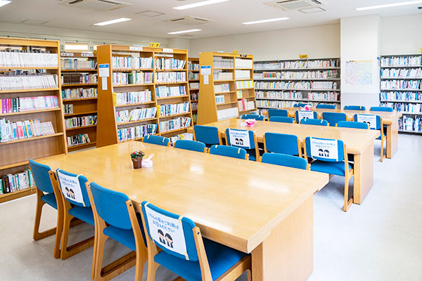 ジャンル別に整理された蔵書は見やすく、整理が行き届いた図書室。