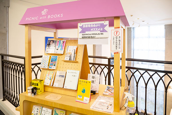 廊下の至るところに図書委員会おすすめの図書が。休み時間などに気軽に手に取れる工夫がされています。