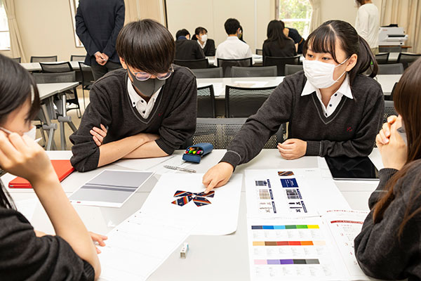 プレゼンテーションに向けて、グループごとに「予測効果」を考えました。予測効果とは、「このデザインを採用したら、こんなにいいことがあります」と考えること。