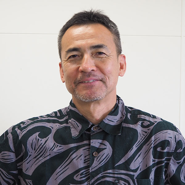 生徒のサポートをする瀧裕司先生(理科)