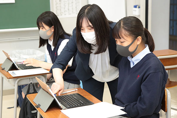 初めての体験で緊張の面持ちで参加した生徒たちですが、時間の経過とともにリラックスしていき、積極的にオーストラリアの生徒たちと交流し、多様な価値観や考え方の違いを理解し合ったようです。