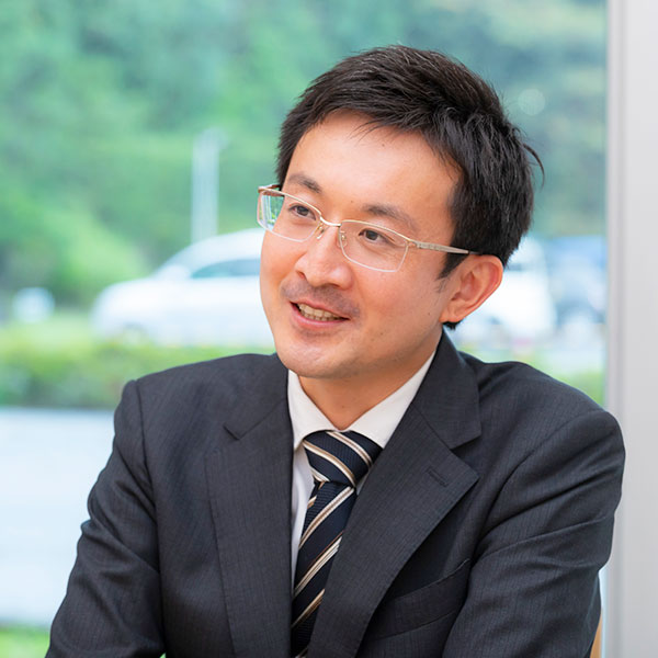 進路指導主任の緑川仁崇先生