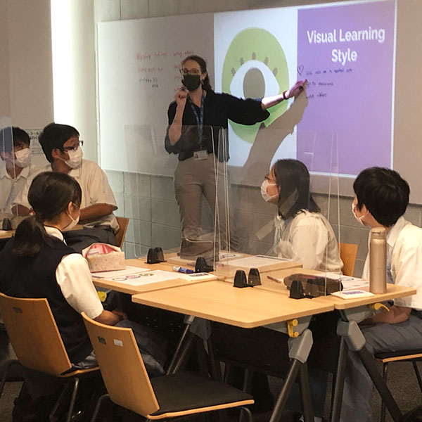 AEMコース　神田外語大学との高大連携の様子