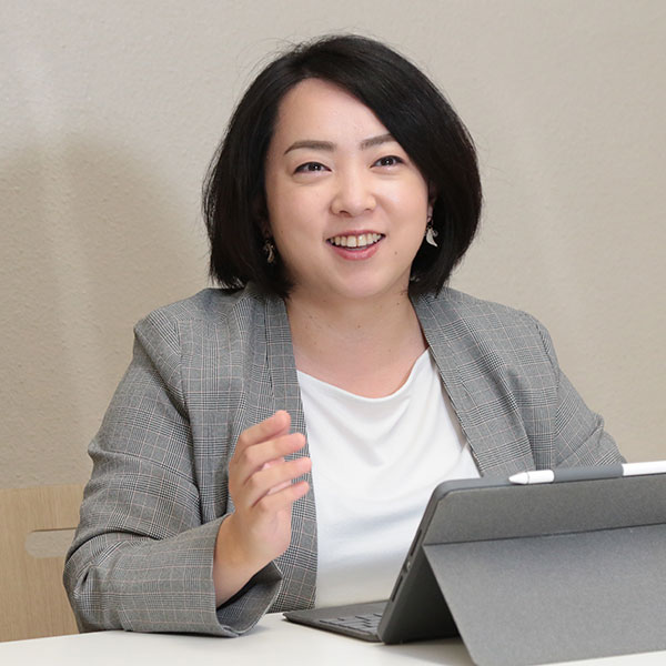 「あらかじめ収録された授業動画を、部活動などの空き時間に観て効率良く勉強する生徒もいます」と萬田依子先生。生徒たちがICT機器を難なく使いこなす姿を見て、たくましく思うそうです。