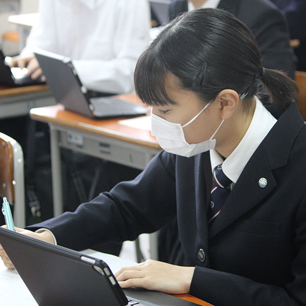 タブレット端末を使って授業に参加する生徒の様子。授業はスピード重視の「進度」よりも、より深く学んでいくための「深度」を大切にしています。生徒一人ひとりの手にはタブレット端末が当たり前。学習管理、時間管理、そして「自分管理」へと使い方が向上していきます。