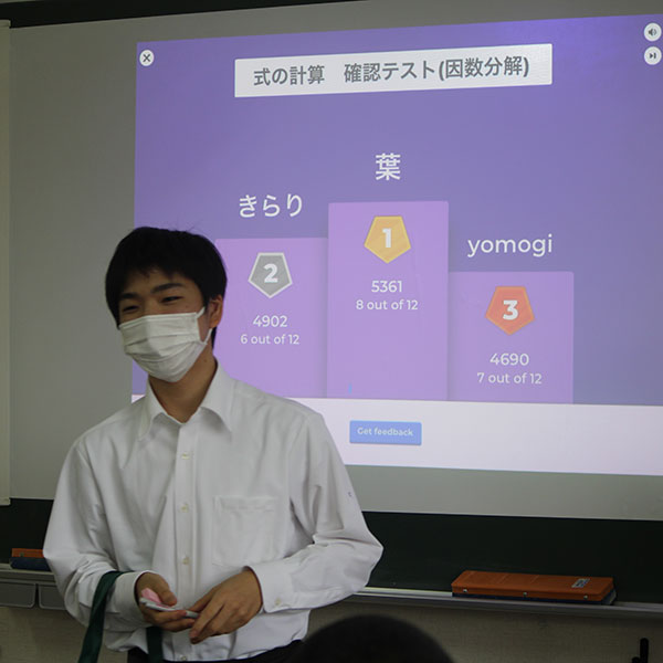 電子黒板を活用してクラスメートの前で発表する生徒。受け身の学びから情報を発信する学びへ変わっていくことで自信もついていきます。