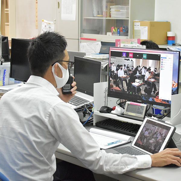 オンライン授業参観の一場面。保護者へ授業、生徒の様子を配信しました。