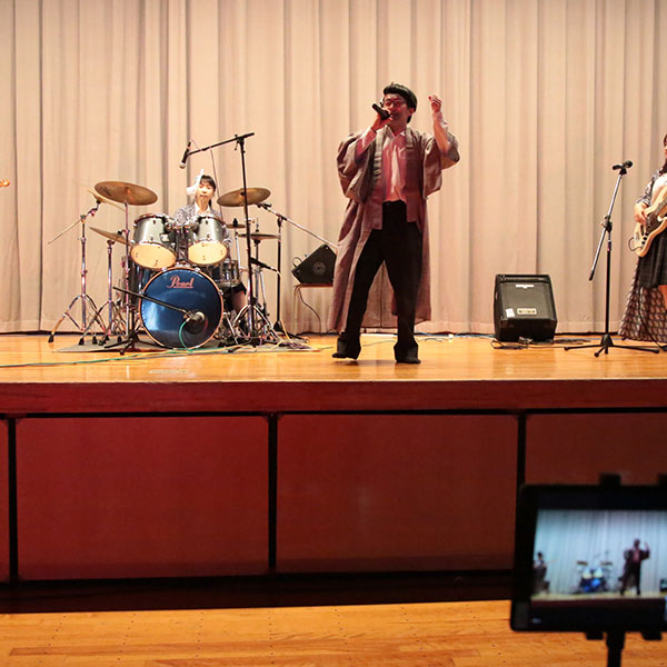 こちらは軽音楽部のオン・ステージ。学年を越えて編成されたバンド仲間たちが、熱演でオンライン文化祭を盛り上げました。