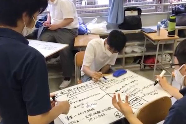 中間発表が近ずくと、放課後は文化祭前のように熱心に準備に励む生徒の姿が見られます。