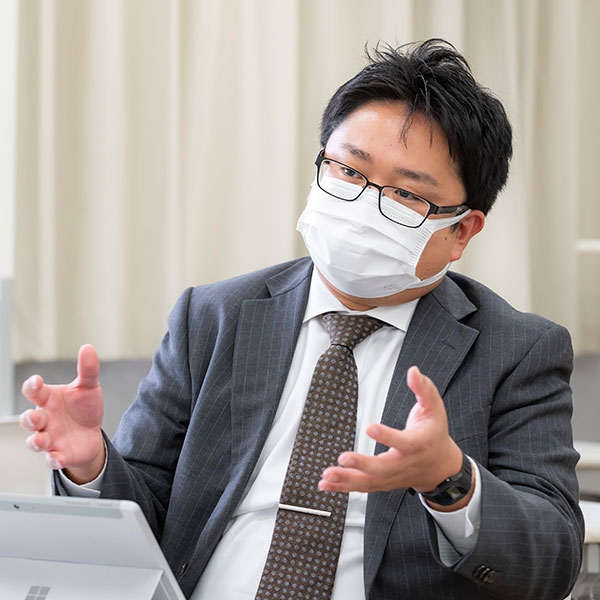 鈴木崇史先生（社会科）