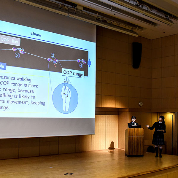 ●サイエンスフェア（本学主催）
探究活動の成果を口頭発表する生徒。