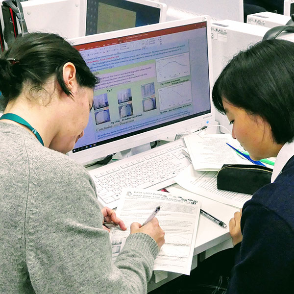 ●英語によるプレゼンテーション指導『サイエンスフェア』に向けてポスターを作成し、プレゼンテーションの練習を行います。