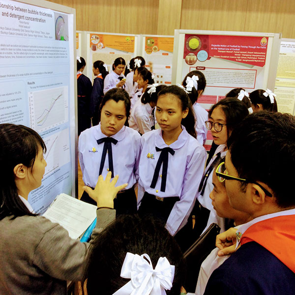 ●サイエンスフェア（タイ側主催）ポスター発表する生徒の様子。「理数キャリア」から選抜された2年生が参加できます。