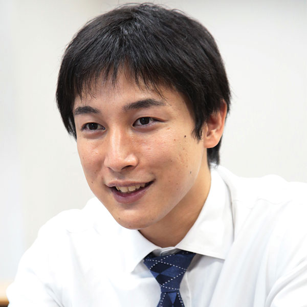 早川さんの担任で、サッカー部の顧問でもある物理の三浦有太先生。「塾や予備校が不要になる学校完結型も本校の魅力です」と語ります。