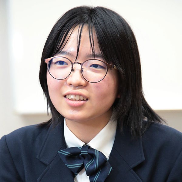 特進コース 特進選抜クラスで学んでいる早川綺美さん（高1）。看護師になる目標を立てて、国立大学への進学を希望しています。